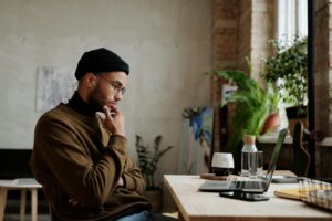 Werkgever en medewerker in gesprek over rouw en werkhervatting