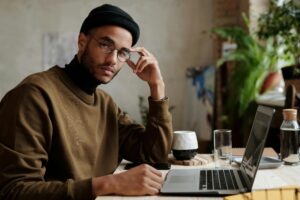 Werkgever ondersteunt medewerker tijdens werkhervatting na rouw