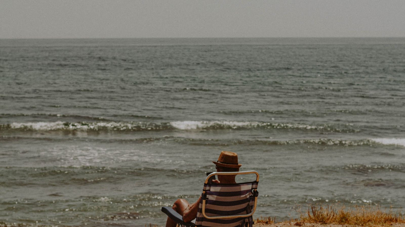 Uitgeruste werknemer die met energie terugkeert van vakantie